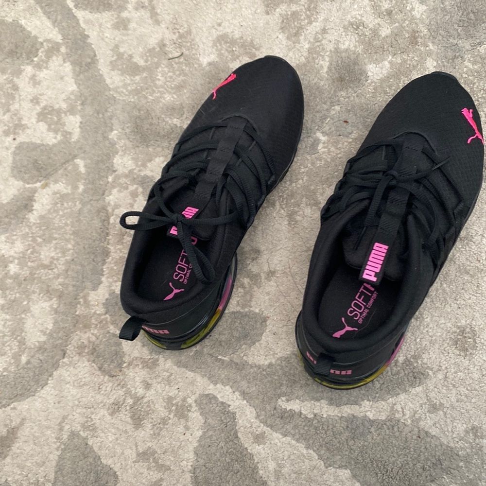 Womens great condition puma shoes
